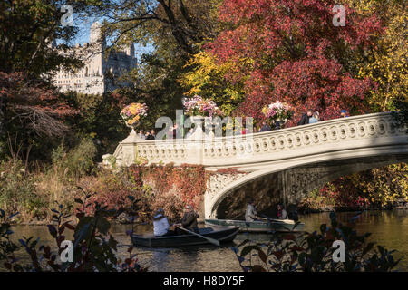 Il Lago con il ponte di prua a Central Park, NYC Foto Stock