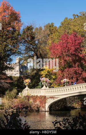 Il Lago con il ponte di prua a Central Park, NYC Foto Stock