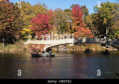 Il Lago con il ponte di prua a Central Park, NYC Foto Stock