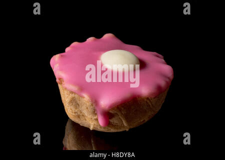 Piccola colorata torta dolce. Tortina. Valentine Petit Four. Foto Stock