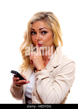 Una donna sta dando la mano segno di essere abbastanza mentre si tiene il suo telefono cellulare. Foto Stock