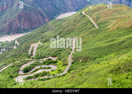 Strada di switchback in esecuzione attraverso il Canyon Chicamocha vicino a Bucaramanga, Colombia Foto Stock