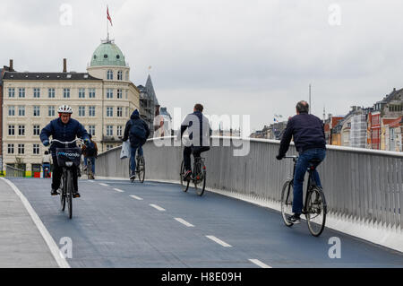 Ciclisti sul ponte pedonale e ciclista di Inderhavnsbroen (il Ponte del Porto interno) a Copenhagen, Danimarca Foto Stock