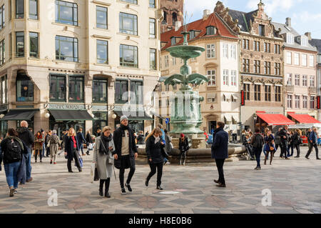 La Cicogna fontana sulla Amagertorv (Amager Square) di Copenhagen, Danimarca Foto Stock