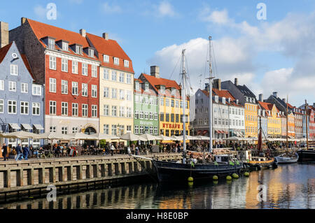 Case colorate lungo Nyhavn canal a Copenhagen, Danimarca Foto Stock