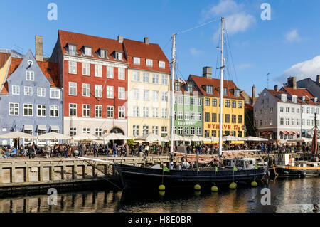 Case colorate lungo Nyhavn canal a Copenhagen, Danimarca Foto Stock