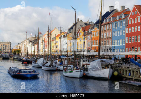 Case colorate lungo Nyhavn canal a Copenhagen, Danimarca Foto Stock