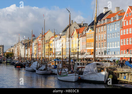 Case colorate lungo Nyhavn canal a Copenhagen, Danimarca Foto Stock