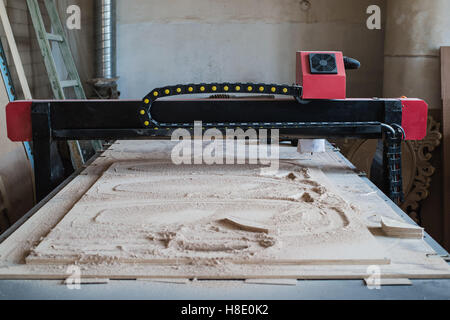 Il taglio automatico macchina CNC in legno work shop Foto Stock