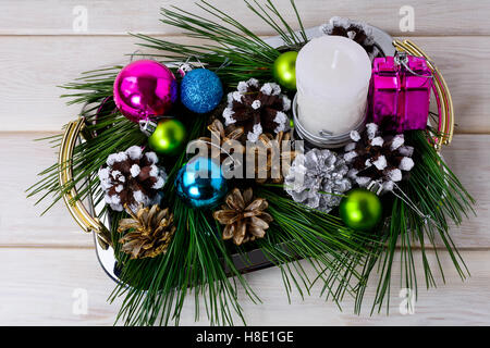 Natale ornamenti variopinti e centrotavola candela. Decorazione di natale con pigne. Auguri di Natale sfondo. Foto Stock