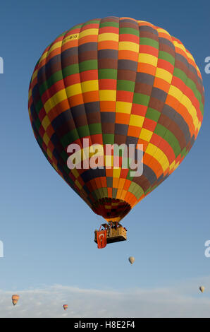In mongolfiera ad aria calda con bandiera turca in volo Foto Stock