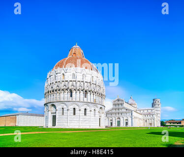 Pisa, Piazza dei Miracoli vista. Il battistero, il Duomo e la Torre Pendente di Pisa. Unesco - Sito Patrimonio dell'umanità. Toscana, Italia, UE Foto Stock