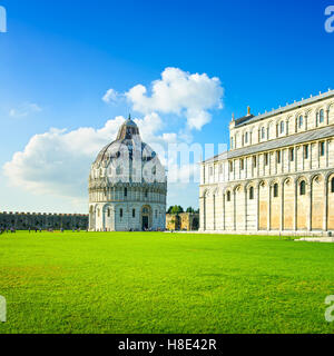 Pisa, Piazza dei Miracoli o Piazza dei Miracoli. Il battistero e il Duomo chiesa. Unesco - Sito Patrimonio dell'umanità. Toscana, Italia Foto Stock