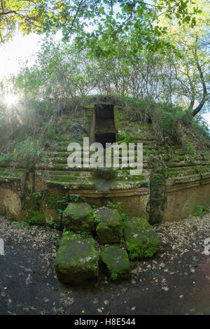 Ingresso ad una necropoli etrusca tomba, Cervetri, Lazio, Italia Foto Stock