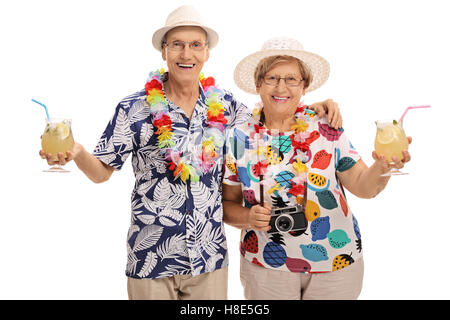 Anziani turisti con cocktail isolati su sfondo bianco Foto Stock