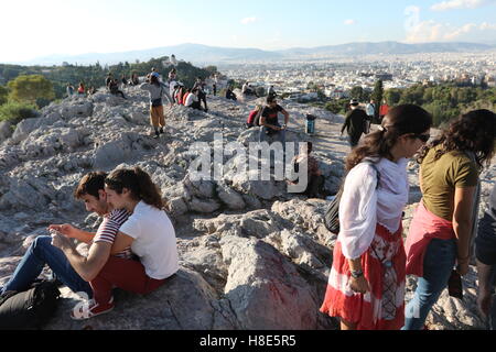 I turisti e i locali godono di vista Dal areopago Hill, il centro di Atene, Foto Stock