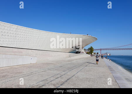 Lisbona, Portogallo. MAAT - Museo di arte, architettura e tecnologia. Progettata dall'architetto britannico Amanda Levete Foto Stock