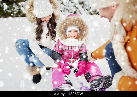 La famiglia felice con slitta passeggiate in inverno all'aperto Foto Stock