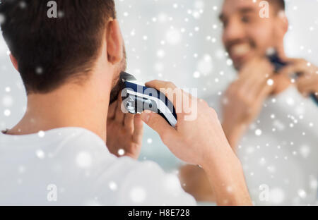 Close up uomo barba rasatura con trimmer Foto Stock