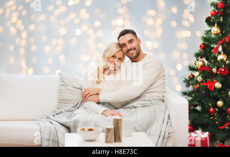 Coppia felice costeggiata su albero di natale Foto Stock