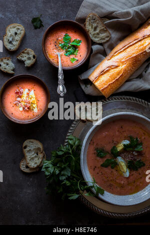 Salmorejo, una purea consistente di pomodoro e pane, originari dalla Spagna. Foto Stock