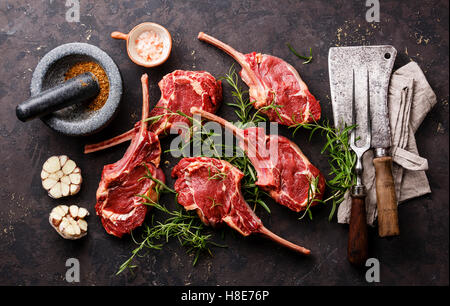 Materie carni fresche nodini, spezie e Vintage utensili da cucina su sfondo scuro Foto Stock