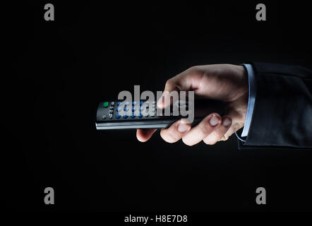 Close up di imprenditore mano con telecomando Foto Stock