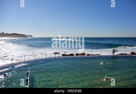 Ocean pool nuotatori, onde e surfisti a Bronte Beach a Sydney Foto Stock