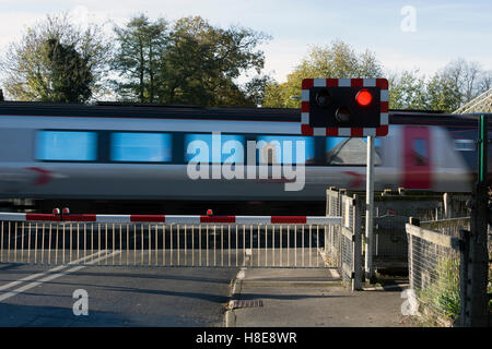 Arriva CrossCountry treno Voyager a Bentley Heath passaggio a livello ferroviario, West Midlands, England, Regno Unito Foto Stock