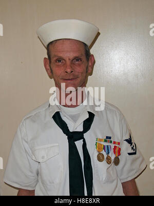 Navy Vietnam Vet, Wayne Oversen con le sue medaglie dal suo servizio di 41 anni fa. Foto Stock