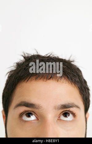 Closeup ritratto di uomo con lo sguardo in alto Foto Stock