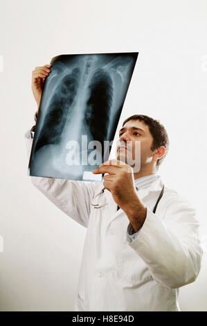 Medico tenendo premuto X-ray Foto Stock