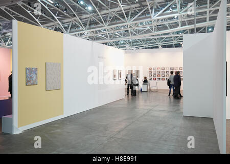 Artissima, fiera di arte contemporanea apertura con persone, gallerie e collezionisti d'arte a Torino Foto Stock