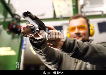L'uomo al tiro pistola ricariche Foto Stock