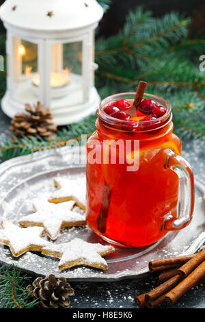 Natale hot mirtillo rosso e arancio tè e biscotti Foto Stock