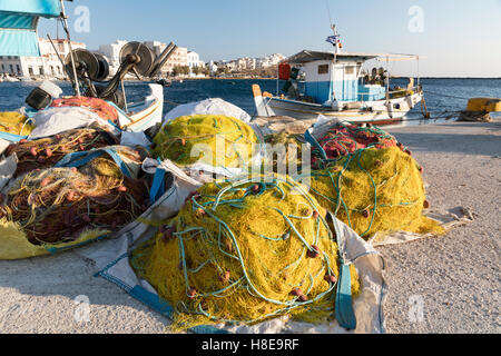 Multicolore di reti da pesca sulla pesca del molo, Chora porto di Tinos, uno del Greco Isole Cicladi Foto Stock