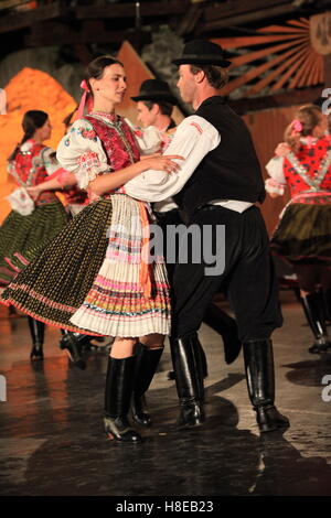 Folklore slovacco ensemble suona presso il Hontianska Parada festival di folclore Hrusov, Slovacchia. Foto Stock