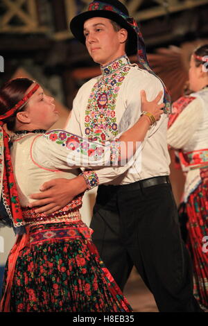 Folklore slovacco ensemble suona presso il Hontianska Parada festival di folclore Hrusov, Slovacchia. Foto Stock