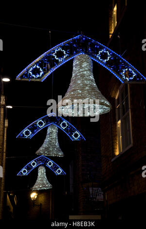 Luminarie di Natale nel centro commerciale di New Bond Street a Londra.UK Foto Stock