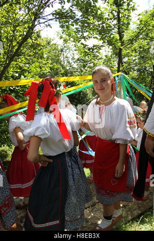 Folklore slovacco ensemble suona presso il Hontianska Parada festival di folclore Hrusov, Slovacchia. Foto Stock