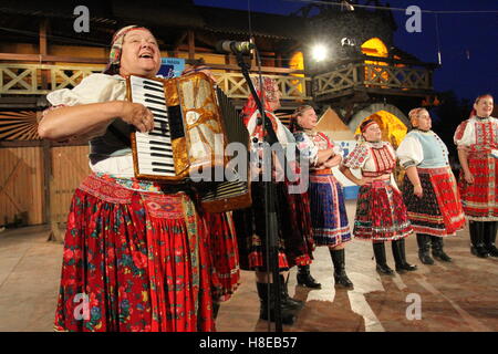 Le donne di un folklore slovacco ensemble suona presso il Hontianska Parada festival di folclore Hrusov, Slovacchia. Foto Stock