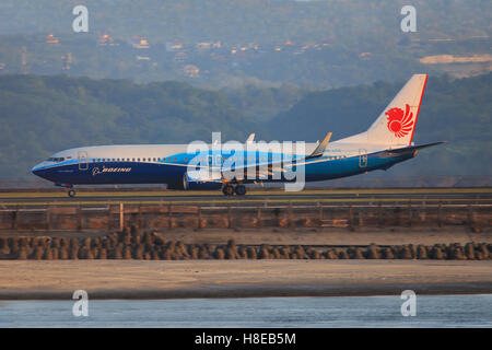 Ali/Indonesia Febbraio 19, 2013: Boeing 737 dal LION AIR decollo all'aeroporto di Bali. Foto Stock
