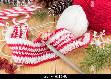 Natale a crochet inverno rosso e bianco maglione Foto Stock