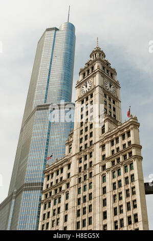 Chicago, vista dall'angolo basso della Trump Tower e del Wrigley Building nel centro di Chicago, Illinois, Stati Uniti Foto Stock