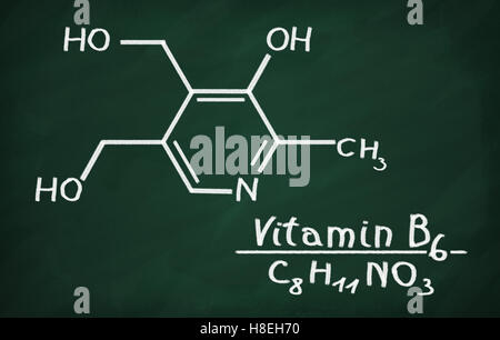 Il modello strutturale della vitamina B6 sulla lavagna. Foto Stock