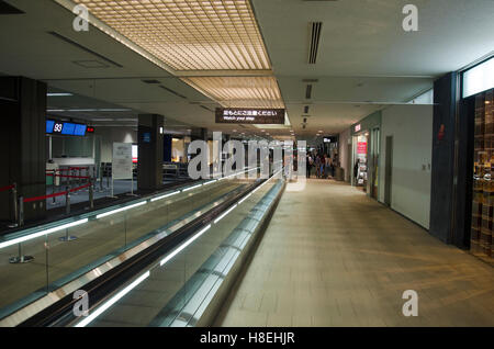 All'interno e all'interno dell'Aeroporto Internazionale di Narita tra andare al gate in ottobre 21, 2016 a Tokyo, Giappone Foto Stock