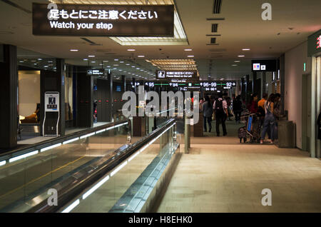 All'interno e all'interno dell'Aeroporto Internazionale di Narita tra andare al gate in ottobre 21, 2016 a Tokyo, Giappone Foto Stock