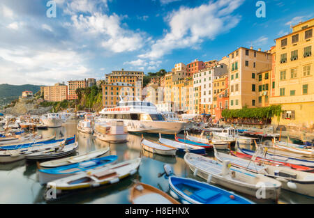 Cielo sopra il porto del villaggio di pescatori di Camogli, Golfo Paradiso, Portofino National Park, la provincia di Genova, liguria, Italy Foto Stock