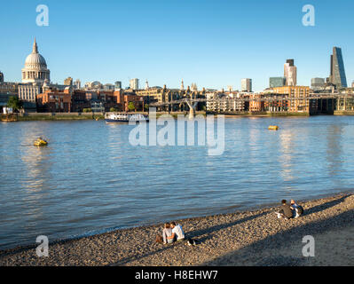 St. Pauls e dello skyline della città, spiaggia accanto al fiume Thames, London, England, Regno Unito, Europa Foto Stock