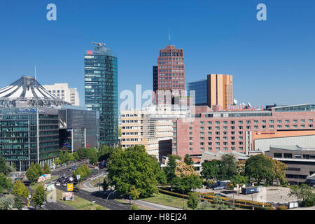 Potsdamer Platz con DB Tower, il Sony Center e Kollhoff Turm torre, Berlin Mitte, Berlin, Germania, Europa Foto Stock